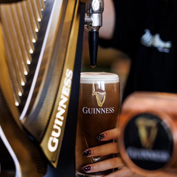 guinness-pour-mulligans-airlie-beach Guinness Pour Mulligans Airlie Beach